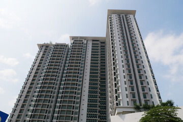 Obraz premium SELANGOR, MALAYSIA -JULY 22, 2020: High rise apartment building with modern facade design. Popular in the urban areas in Malaysia. Various facilities for the use of the residents are provided.