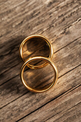 Obraz na płótnie Canvas Golden wedding rings on wood
