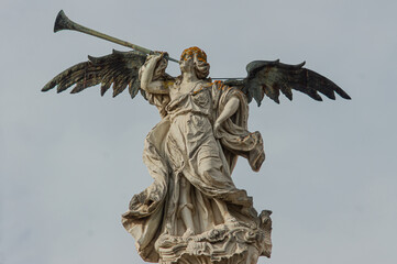 Angel de la Fama, coronando la fachada del Rectorado de la Universidad de Sevilla