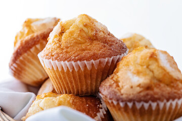 Vista de cerca de magdalenas recién hechas sobre fondo blanco	