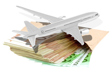 Avion sur enveloppe de billets, concept coût du transport aérien 