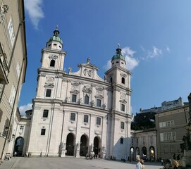 Obraz premium Dom zu Salzburg vom Domplatz aus gesehen mit Festung Hohensalzburg, Salzburg, Österreich