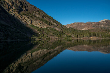 Fototapeta na wymiar Perfekte Spiegelung eines Sees nahe des Yosemite Nationalparks, USA.