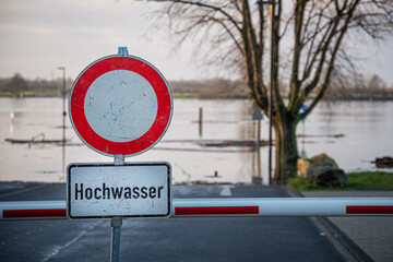 Schild Hochwasser an Straßensperrung