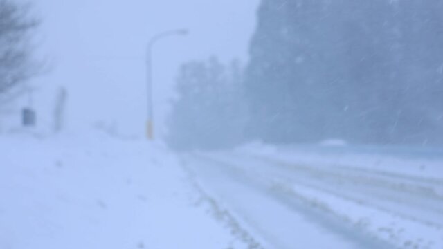 冬の道路　暴風雪　吹雪　雪　雪道