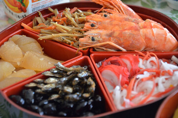 桜型の重箱とおせち料理