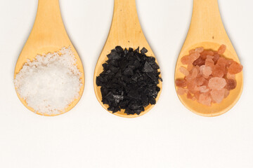 Tres tipos de sal, sal marina, sal negra de Chipre, sal rosa del Himalaya