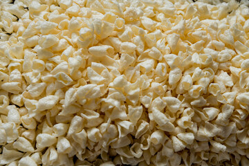 Conveyor line for frying snacks and chips in a modern factory