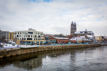 Fototapeta premium Magdeburg, Magdeburger Dom an dem Fluss Elbe in Sachsen-Anhalt, Deutschland, im Winter