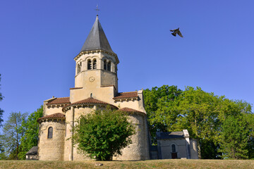 Fototapeta na wymiar Église Saint-Symphorien de Biozat (03800) sous ciel bleu, département de l'Allier en région Auvergne-Rhône-Alpes, France