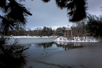 Fototapeta premium Mittagsee in Magdeburg, Winter, Schnee, Idylle, Stadtpark, Januar, trist, melancholie, panorama, Natur