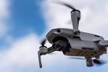 青空をホバリングするドローン