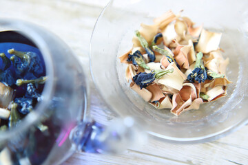 ガラスのティーポットにバタフライピーティー、青いハーブティー