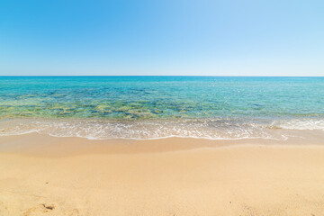 Fototapeta na wymiar Turquoise water and golden sand in Piscina Rei beach