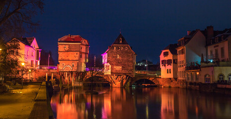 Beleuchtetes Wahrzeichen von Bad Kreuznach bei Nacht