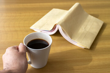 自宅で読書をするイメージ