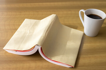 自宅で読書をするイメージ