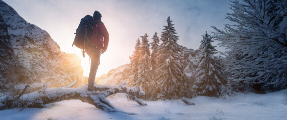 Wanderer in winterlicher Berglandschaft