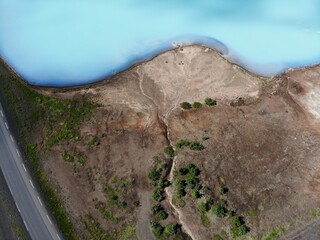 Drohnenaufnahme von türkisblauem See im Gebiet Myvatn im Norden von Island in der Nähe des Geothermalkraftwerk Bjarnarflag - Drohne Dji