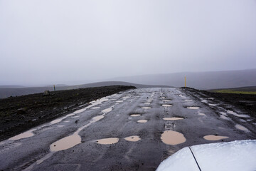 Offroad Straße mit Schlaglöcher in Island, Schotterstraße mit Wasserpfützen - fahren im Gelände © Angela