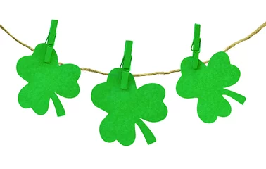 Raamstickers St. Patrick& 39 s Day-thema met decoraties. Groene klavers en wasknijpers geïsoleerd op een witte achtergrond © Albert Ziganshin