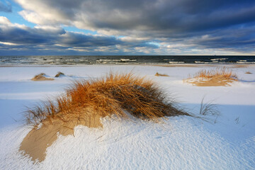 Zimowy krajobraz wybrzeża Morza Bałtyckiego, Kołobrzeg, Polska. - obrazy, fototapety, plakaty