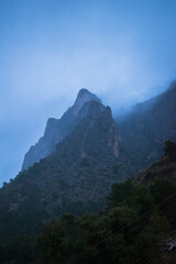 Montaña entre la niebla