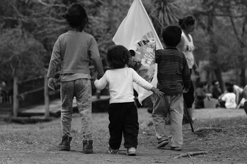 Ni&ntilde;os caminado de la mano  / blanco y negro 