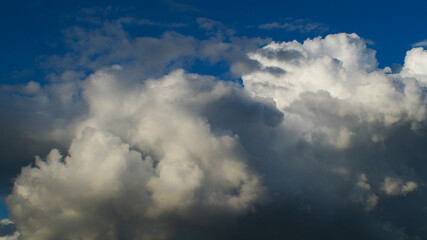 Gros cumulus congestus occupant le ciel, donnant lieu à de fortes averses, parfois mêlées de grésil