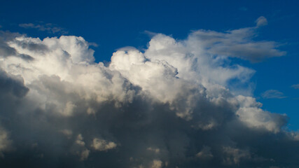 Gros cumulus congestus occupant le ciel, donnant lieu à de fortes averses, parfois mêlées de grésil