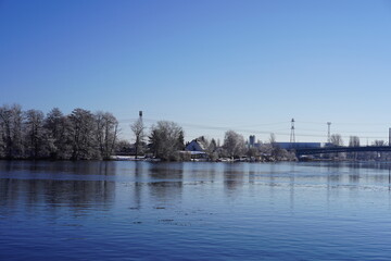 Sonnige blaue Panoramalandschaft der Spree in Berlin im Winter