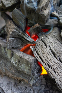 Encendiendo el carb&oacute;n para la parrillada