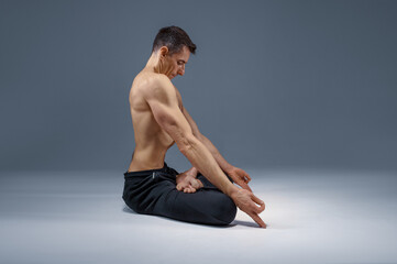 Obraz premium Male yoga maditates in classical pose