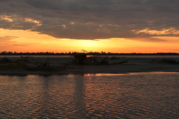 atardecer sobre el río paraná