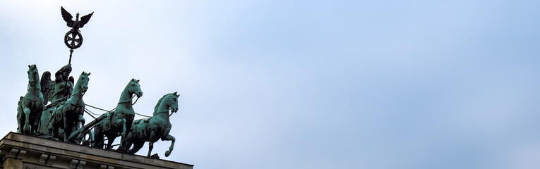 Kupferblech gefertigte Quadriga („Vierergespann“) auf dem Brandenburger Tor 1793 Berlin © EyeAmAmazed
