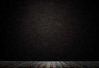 Dunkler leerer Raum mit schwarzer Wand und Holzboden