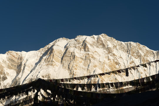 Annapurna con bandiere tibetane