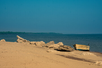 bote en la orilla del r&iacute;o