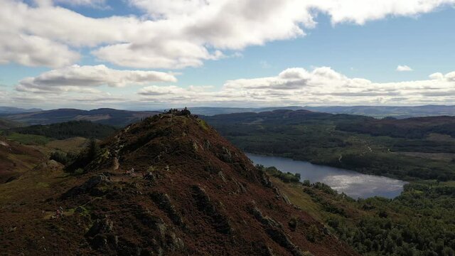 Ben A'an bei Callander in dem Loch Lomond & The Trossachs National Park in Schottland - Drohnenvideo in 4K