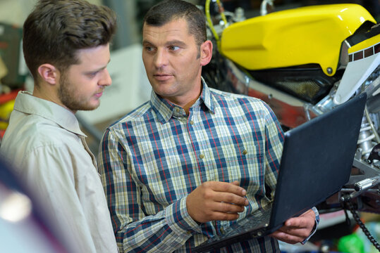 2 Mechanic Men Try To Fix And Setup Boat Engine