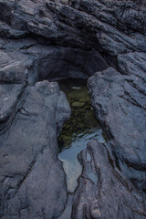 agua estancada entre las rocas