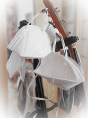 Coronavirus - FFP-2 Schutzmasken hängen zum Trocknen auf der Gitarre