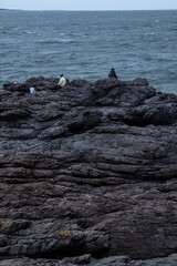 pescadores en la orilla del océano un día de tormenta