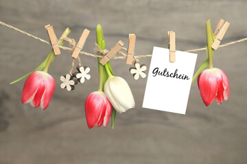 Tulpen und Karte: Gutschein	
