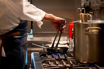 厨房での調理シーン・シェフの手元