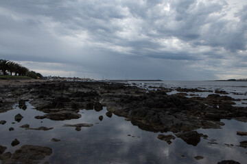 rocas en la orilla en un día de tormenta