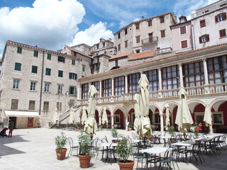 Naklejka premium venetian loggia on republic square in sibenik, croatia