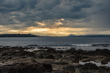 rayos de sol en la tormenta desde la orilla del mar