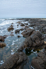 rocas en la orilla en día de tormenta