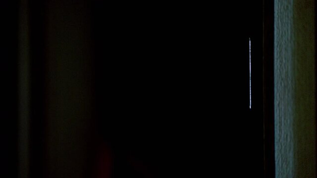 ドアを開ける男性の手